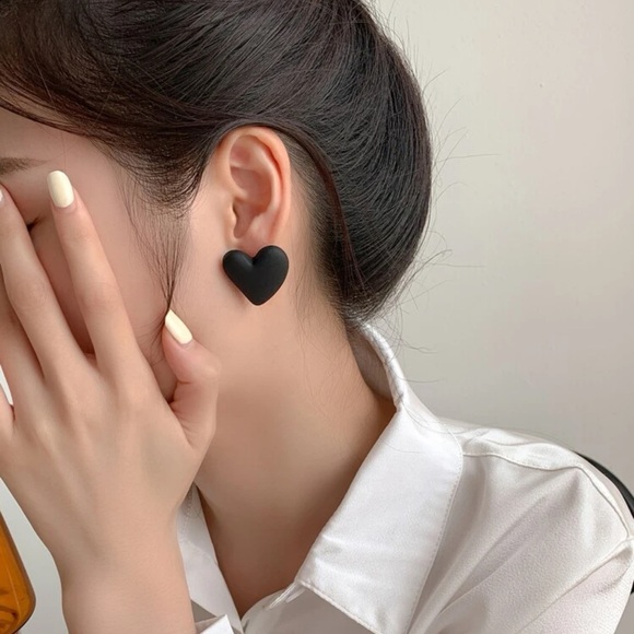 🖤 Awesome Large Matte Heart Stud Earrings 🖤 - Picture 4 of 4